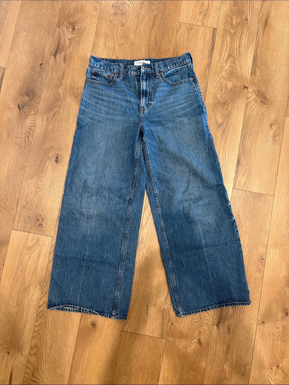 Abercrombie & Fitch Wide-Leg Jeans in Medium Blue Wash
